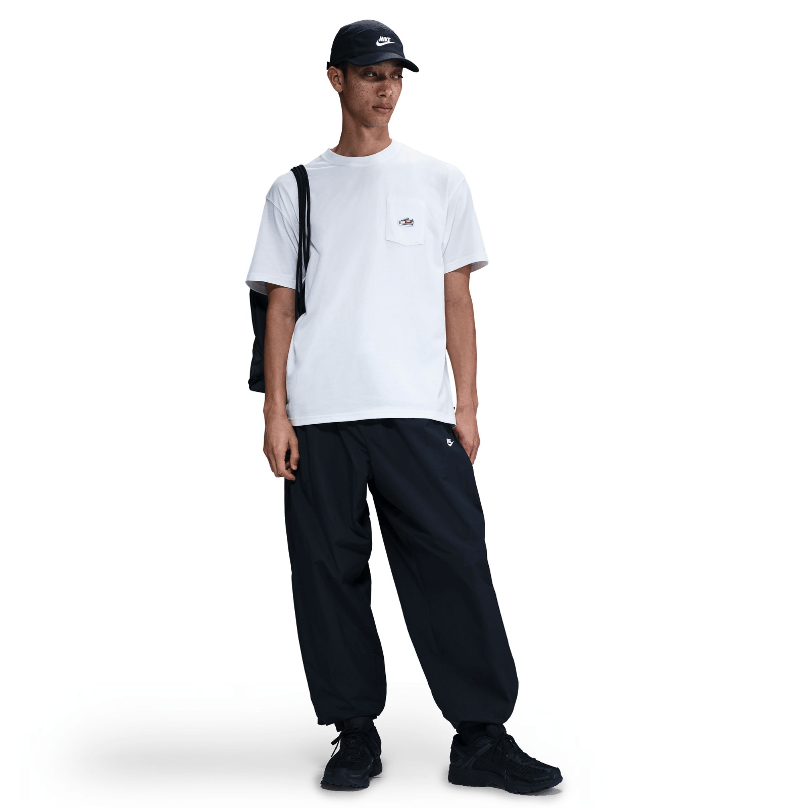 POLERA NIKE U NSW TEE M90 SNKR PTCH PKT 2 HOMBRE