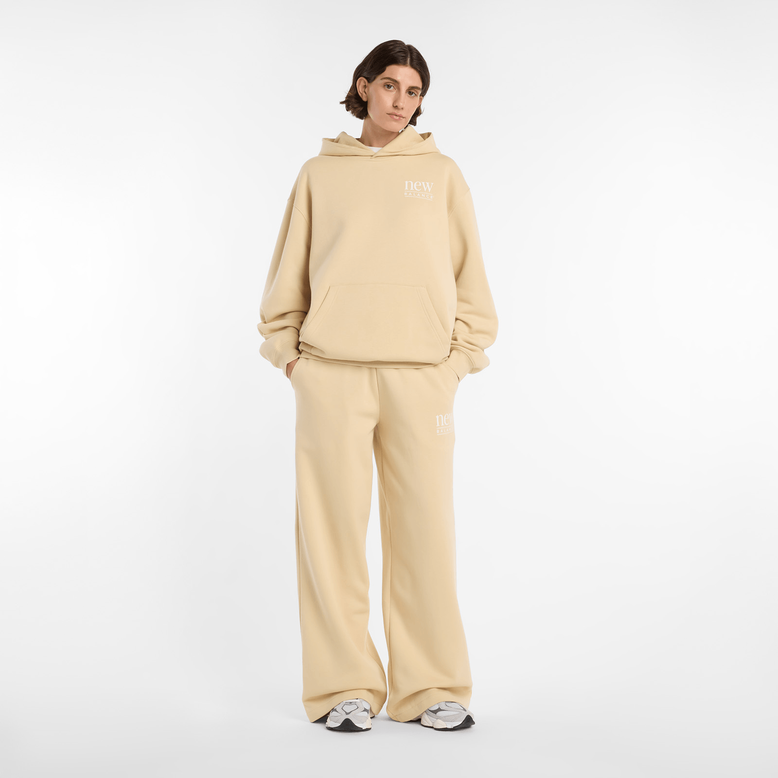 POLERON NEW BALANCE LONG LENGTH HOODIE BEIGE MUJER